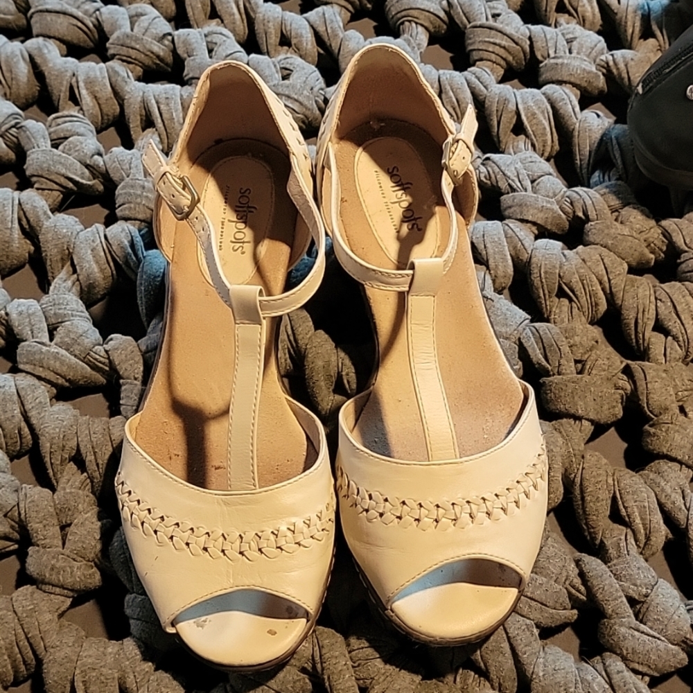 Heeled sandals in off-white